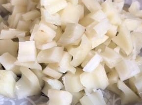 捞出藕丁，沥水装盘