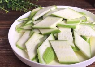 丝瓜去皮，洗净后切成薄片