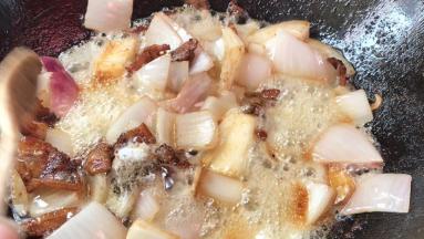 加入盐、胡椒粉翻炒均匀