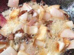 加入盐、胡椒粉翻炒均匀