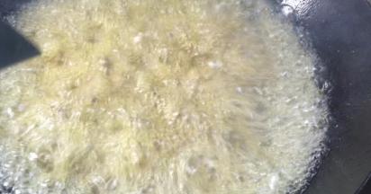 把蚕豆放入油锅中
