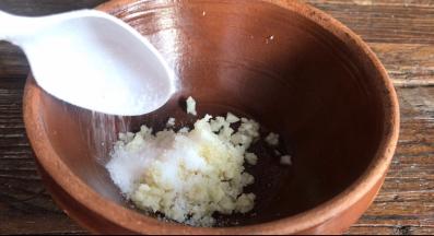 加入盐拌匀，腌制一会