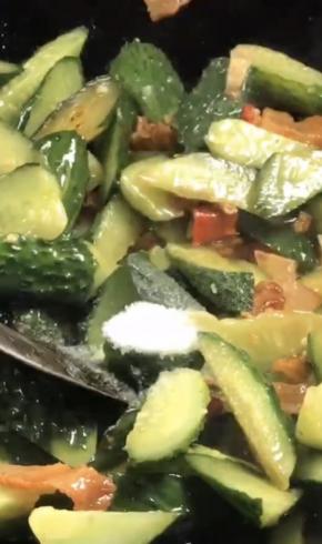 加盐，炒匀入味