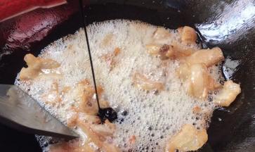 加入酱油炒上色