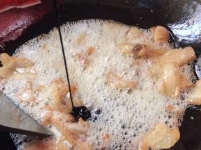 加入酱油炒上色