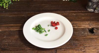 备好枸杞和葱花