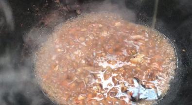 加入少许香油，、胡椒粉、加淀粉水勾芡