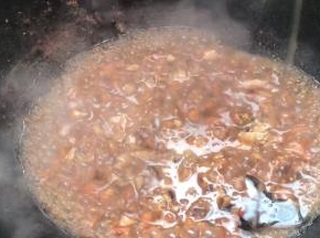 加入少许香油，、胡椒粉、加淀粉水勾芡