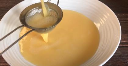 鸡蛋打入碗中，划散成蛋液，加入同等量的清水搅匀后过滤一下，放入开水锅中蒸10分钟