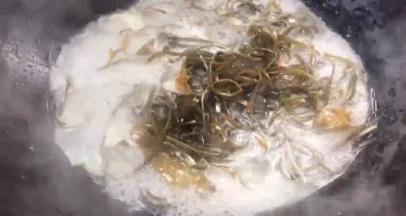 放入海带煮沸