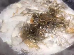 放入海带煮沸