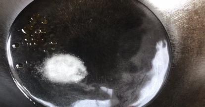 起锅烧开水，加盐