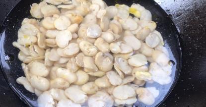 放入蚕豆煮断生