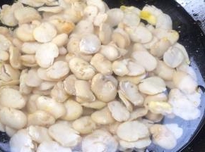 放入蚕豆煮断生