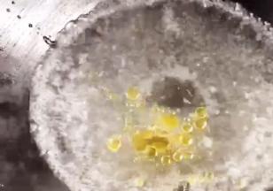 起锅烧开水，加入盐和少许油