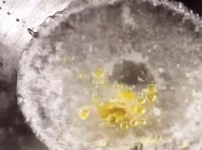 起锅烧开水，加入盐和少许油