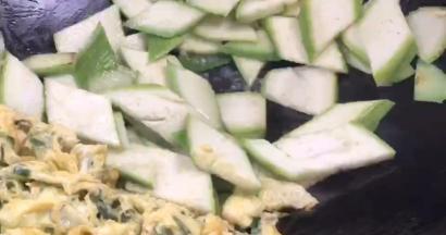 加入丝瓜，翻炒至变色