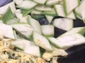 加入丝瓜，翻炒至变色