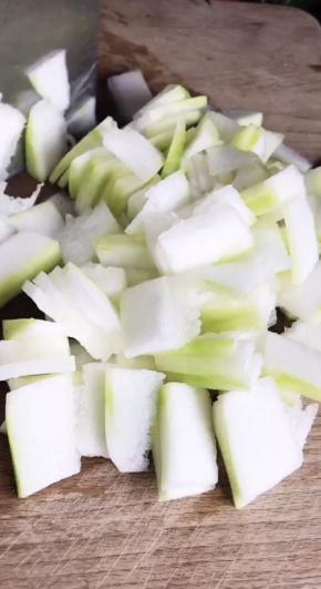 冬瓜去皮洗净，切成薄片