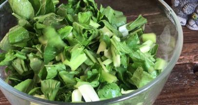 白菜洗净切碎备用