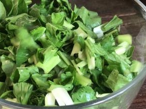 白菜洗净切碎备用