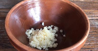 蒜末装入小碗中