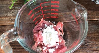 肉末中加入料酒和淀粉，搅拌均匀腌制备用