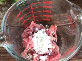 肉末中加入料酒和淀粉，搅拌均匀腌制备用