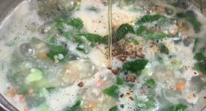 调入盐、胡椒粉、味精、香油