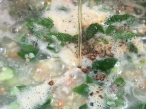 调入盐、胡椒粉、味精、香油
