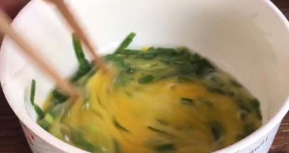 韭菜摘洗干净后切成寸段，加入鸡蛋、料酒，划散成蛋液