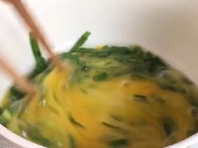 韭菜摘洗干净后切成寸段，加入鸡蛋、料酒，划散成蛋液