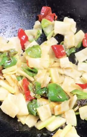 再关小火慢慢煎炒2分钟左右