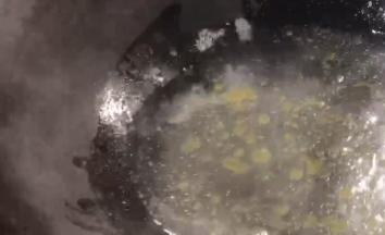 再起锅烧适量清水，加少许盐和油