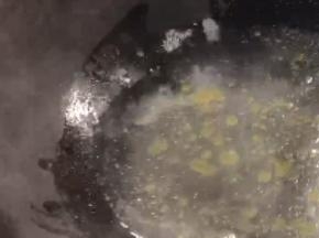 再起锅烧适量清水，加少许盐和油