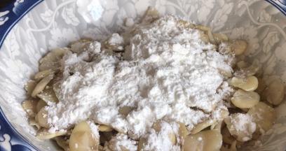 加入干淀粉，拌匀（使每颗豆米都裹满淀粉）