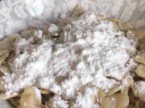 加入干淀粉，拌匀（使每颗豆米都裹满淀粉）