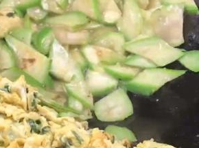 加盐炒匀入味