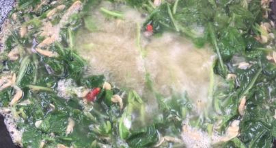 慢慢淋入沸腾的萝卜苗锅中，再加入枸杞，煮沸