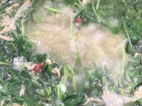慢慢淋入沸腾的萝卜苗锅中，再加入枸杞，煮沸