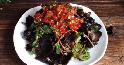 把调好的料汁倒在上面