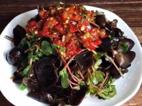 把调好的料汁倒在上面