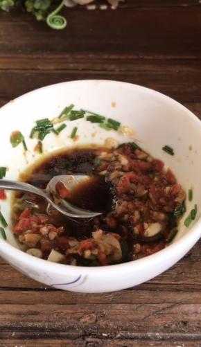 加入所有的调料，拌匀备用