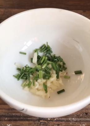 备好葱姜蒜末