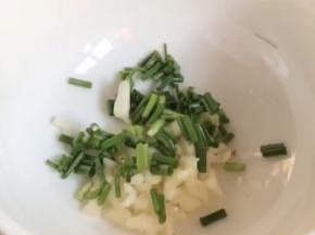 备好葱姜蒜末