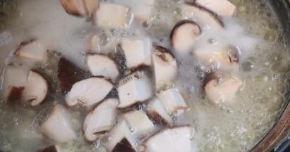 加入香菇煮沸