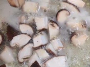 加入香菇煮沸