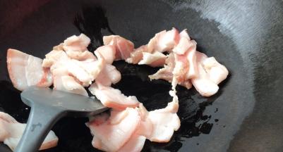 热锅，放入五花肉煸炒出油