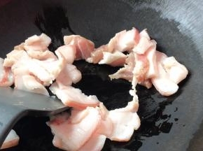 热锅，放入五花肉煸炒出油