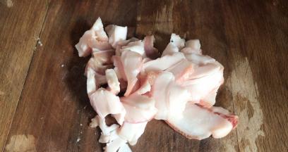 五花肉洗净切成薄片